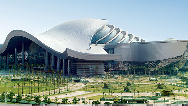 What is the essential difference between aluminum veneer curtain wall and glass curtain wall