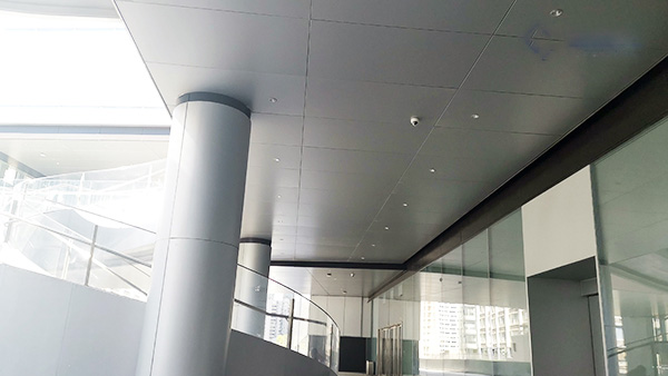Why is aluminum veneer curtain wall the mainstay of modern architecture?