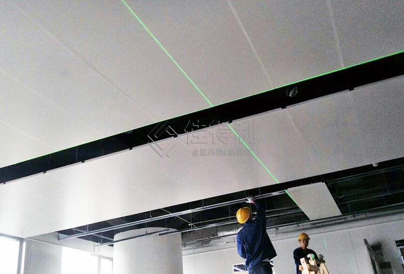 Aluminum gusset ceiling (42)