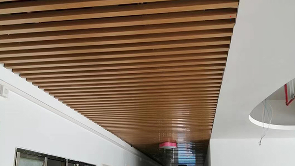 What are the characteristics of curved aluminum square pass?