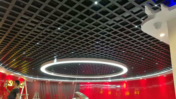 Aluminum gusset ceiling | aluminum square ceiling | aluminum grille ceiling | aluminum strip gusset ceiling | aluminum veneer curtain wall manufacturer-Foshan Kaime ceiling curtain wall-page 27和铁格栅吊顶有什么区别？