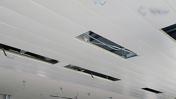What is the difference between aluminum gusset integrated ceiling and gypsum board?