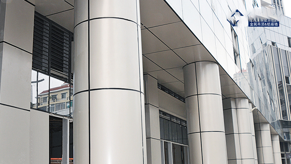 What are the excellent properties of aluminum veneer in the role of exterior wall insulation?