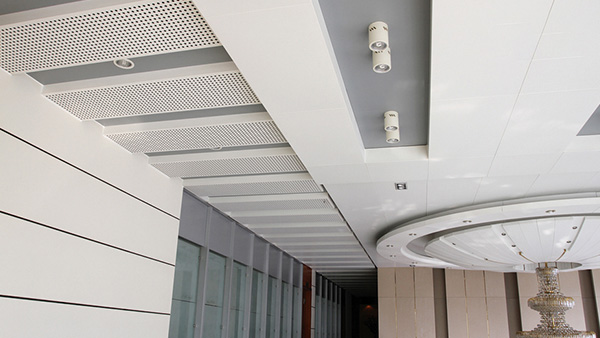 External wall aluminum veneer curtain wall cleaning protection needs attention