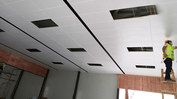 The aluminum ceiling shall be installed to be flat and firm.