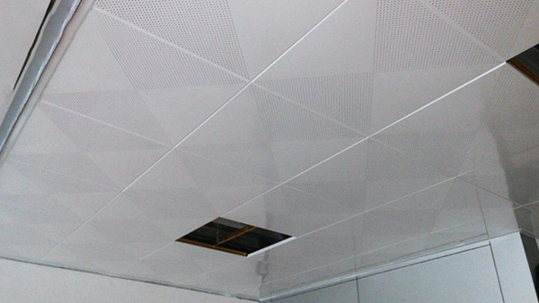 Diagonal punching aluminum gusset ceiling